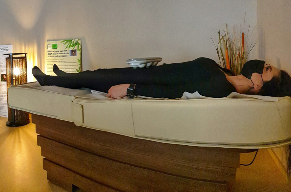 masaj terapeutic pe pat cu role de jad